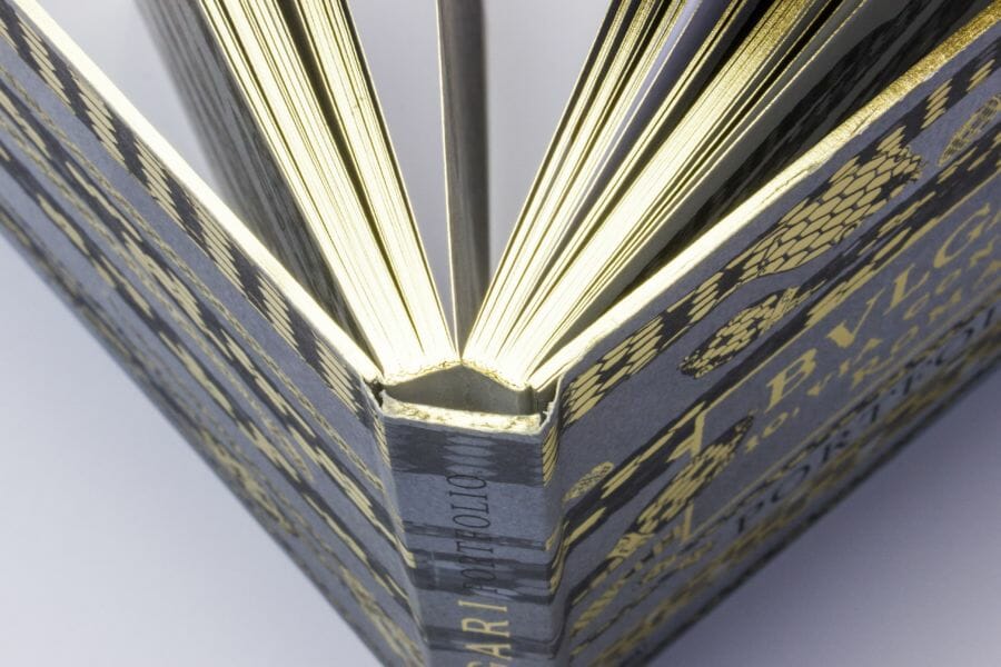 Tecnica applicata ai volumi cartonati con il taglio sui tre lati del volume lasciando a vista il cartone interno alla copertina, che può essere anche labbrato.