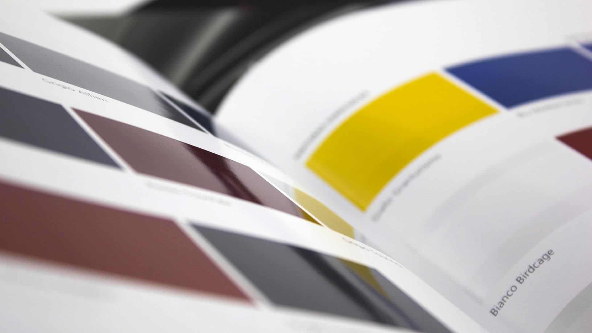 Tecnica di stampa offset che consente la verniciatura lucida o opaca del foglio o di sezioni di esso durante il processo di stampa.